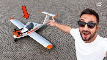 Cri-Cri: como é pilotar o menor bimotor do mundo